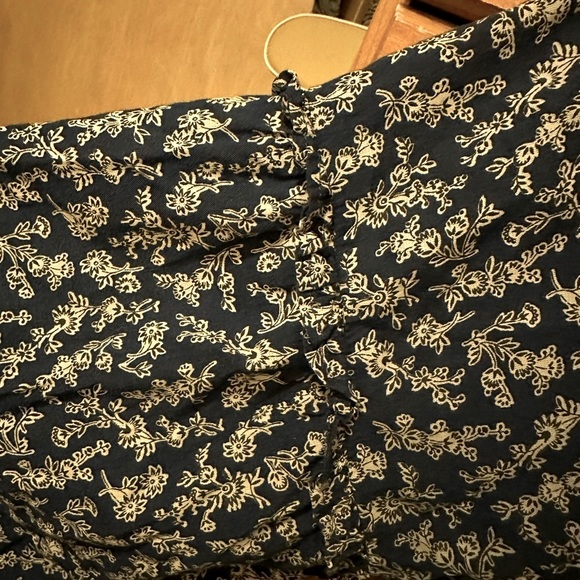 Old Navy Women’s Printed Woven Top with rouching in the neckline & arm area - Picture 4 of 4